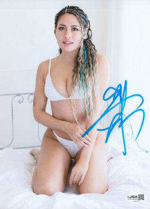 Giulia signed 8x10 Photo (w/ JSA)