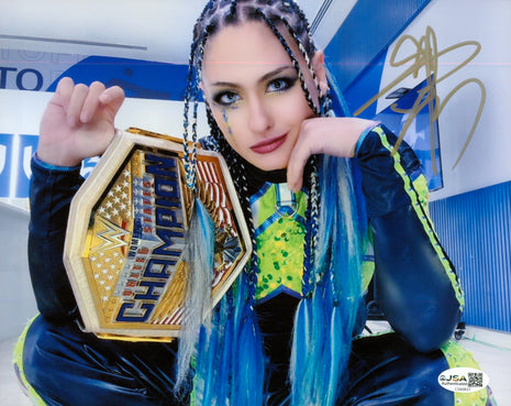 Giulia signed 8x10 Photo (w/ JSA)
