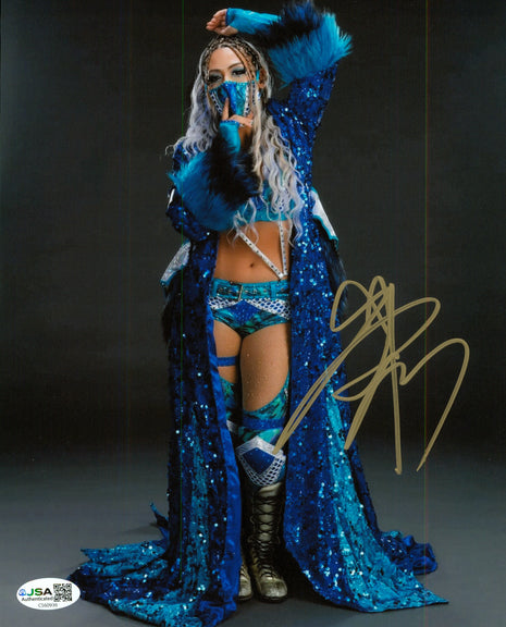 Giulia signed 8x10 Photo (w/ JSA)
