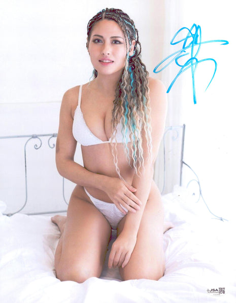 Giulia signed 11x14 Photo (w/ JSA)