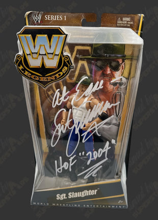 Figura de acción de la serie 1 de WWE Legends firmada por el sargento Slaughter