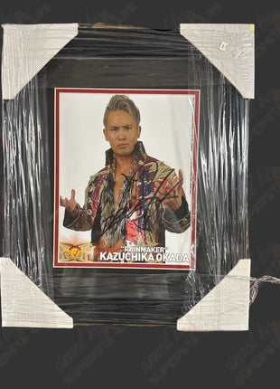 Foto firmada por Kazuchika Okada, enmarcada y con paspartú