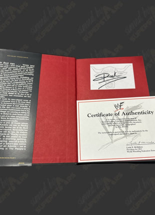 The Rock firmó el libro The Rock Says (con certificado de autenticidad de la WWE)