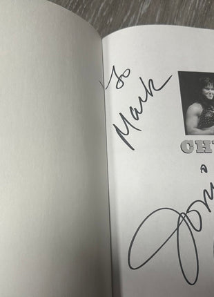 Joanie Laurer a signé Chyna dans le livre They Only Knew (To Mark)