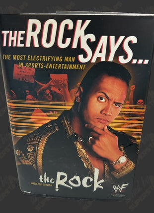 The Rock firmó el libro The Rock Says (con certificado de autenticidad de la WWE)