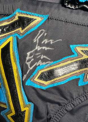 Eric Young a signé Ring Worn Gear d'Impact Wrestling