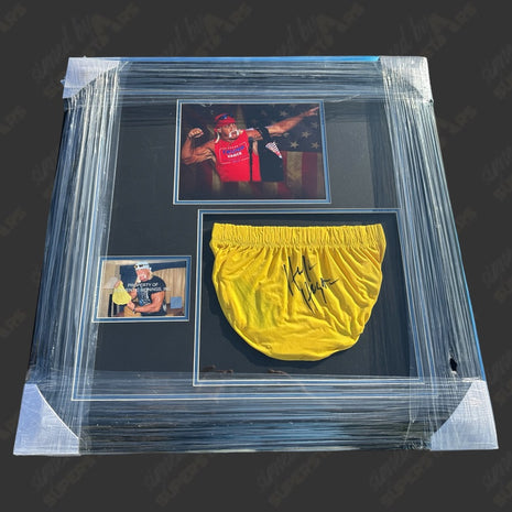 Placa enmarcada con réplica de medias firmadas por Hulk Hogan