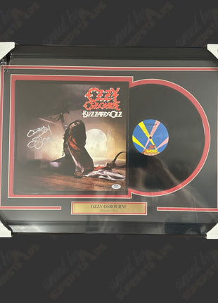 Plaque encadrée signée par Ozzy Osbourne avec le disque Blizzard of Oz (avec PSA)