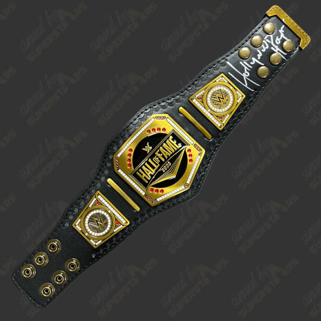 Hollywood Hogan firmó el mini cinturón del Salón de la Fama de la WWE 2020