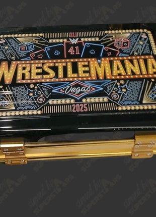 Maletín de póker exclusivo de WWE WrestleMania 41 con cartas y fichas de Las Vegas (sin firmar)