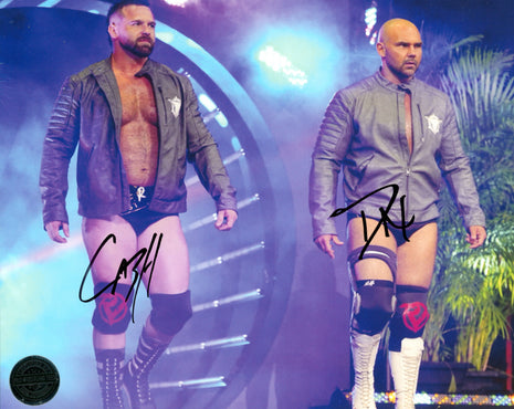 FTR - Cash Wheeler y Dax Harwood firman una foto de 8x10