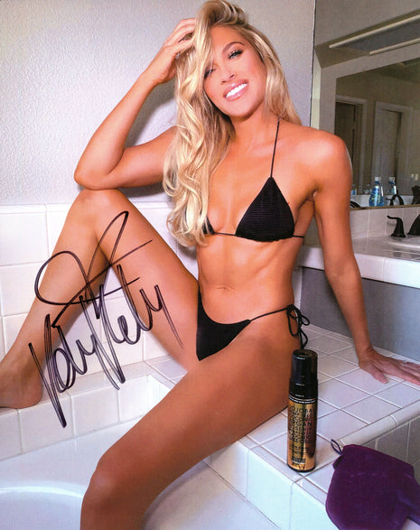 Kelly Kelly firmó una foto de 8x10