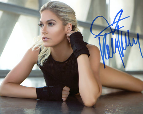 Kelly Kelly firmó una foto de 8x10