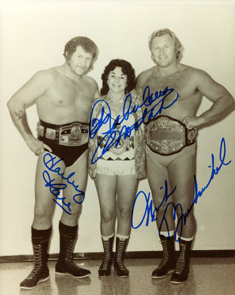 Nick Bockwinkel, Fabulous Moolah y Harley Race firmaron tres veces la foto de 8x10