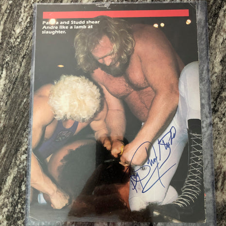 Página de revista firmada por Big John Studd